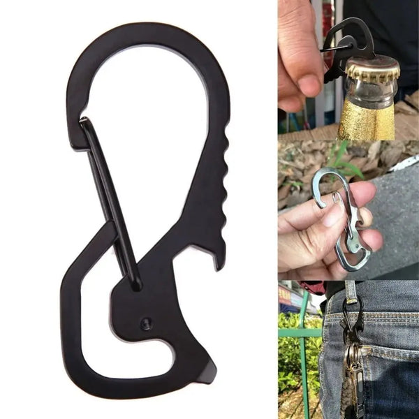 Schwarzer Edelstahl-Multitool-Karabiner als Schlüsselanhänger in der Hand.