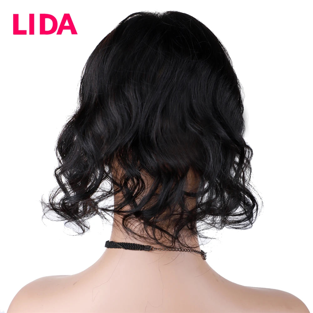 Une perruque noire avec une base de cheveux en soie, vue de dos.