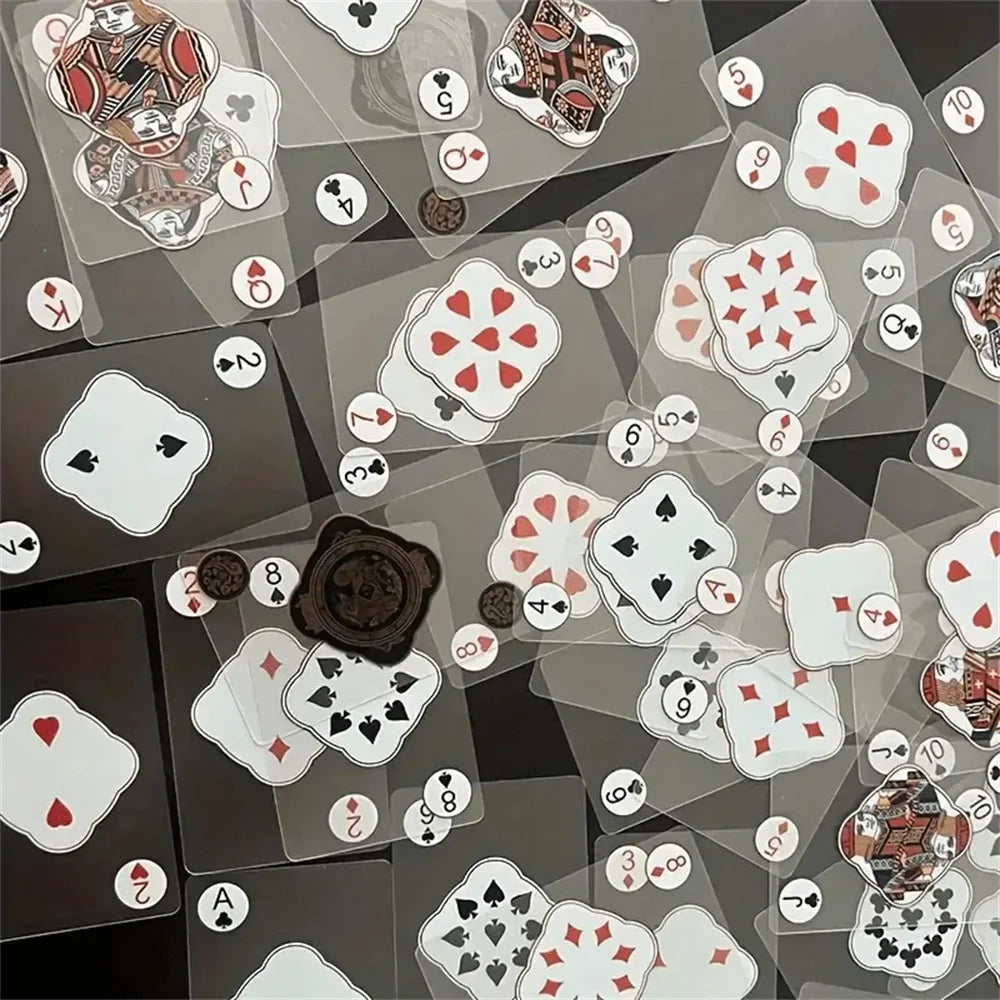 Gros plan sur une collection éparpillée de cartes à jouer en PVC transparent et imperméable.
