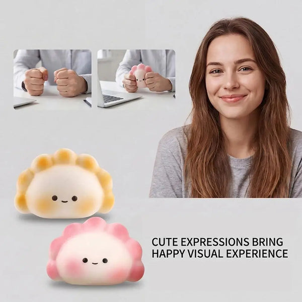 Gros plan sur un jouet anti-stress en forme de dumpling rose et souple avec un visage mignon, à côté de mains et d'un ordinat