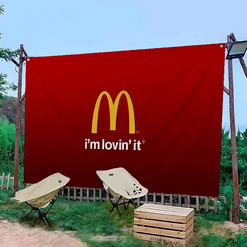 Grande bannière rouge avec le logo McDonald's et le texte I'm lovin' it, affichée à l'extérieur.