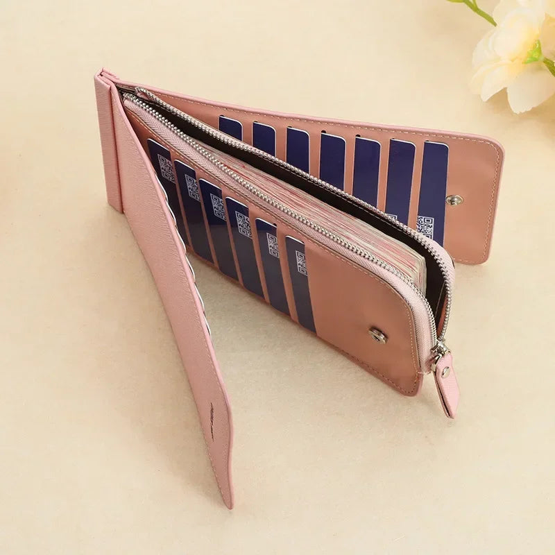 Pinkes schlankes Kunstleder-Multikarten-Wallet, geöffnet und mit mehreren Karten gefüllt.