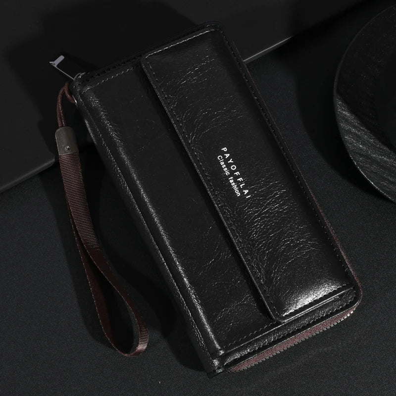 Portefeuille pochette noir homme PU avec sangle marron sur une surface sombre.