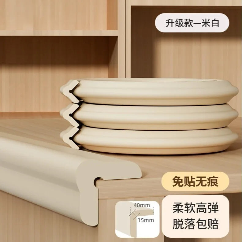 Ein Satz beige, verstellbarer Kindersicherungswinkel für Tische, gezeigt neben einer Holzoberfläche.