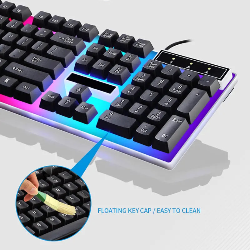 Vista de cerca de un teclado gamer retroiluminado RGB con teclas flotantes y un combo de ratón.