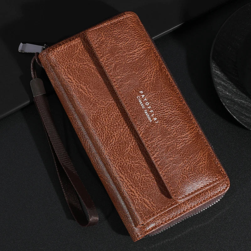 Portefeuille à fermeture éclair en cuir marron pour homme sur une surface sombre.