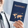 Dunkelblaue Lederhülle für Reisepass mit goldfarbiger Gravur einer Weltkarte und dem Wort PASSPORT.