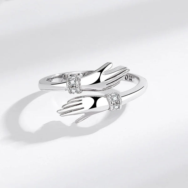 Nahaufnahme eines 925er Sterling-Silber-Umwerfrings mit strukturiertem Design und klarem Zirkonstein.
