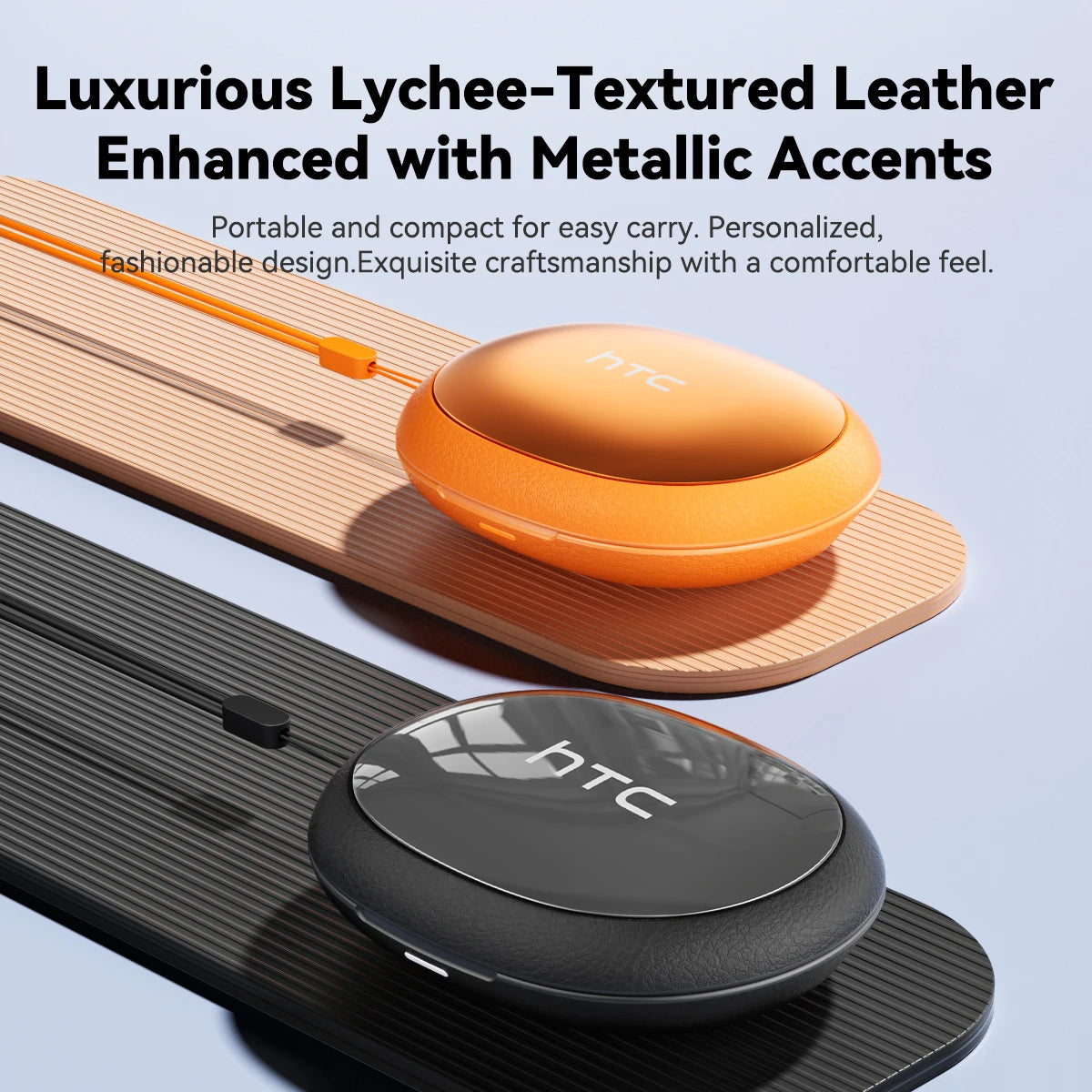 Estuche y auriculares de cuero texturizado naranja y negro de HTC sobre superficies de madera.