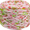 Rosa Strickgarn mit Blumenmuster zu einer Kugel gewickelt