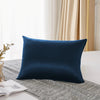 Housse de satin bleu marine foncé posée sur un tissu gris près d'une fenêtre avec des rideaux clairs.