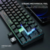 Nahaufnahme einer schwarzen mechanischen Tastatur mit Konturlinien und blauem LED-Licht auf den Tasten.