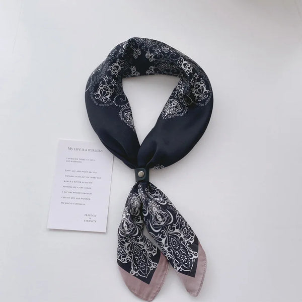 Dunkelblaue Paisley-Seidenschal gebunden, neben einer Karte präsentiert.