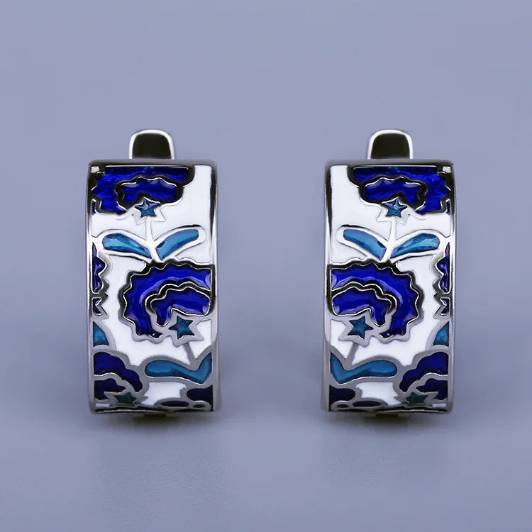Klassische Ohrstecker mit Blumenmotiv in Blau und Emaille