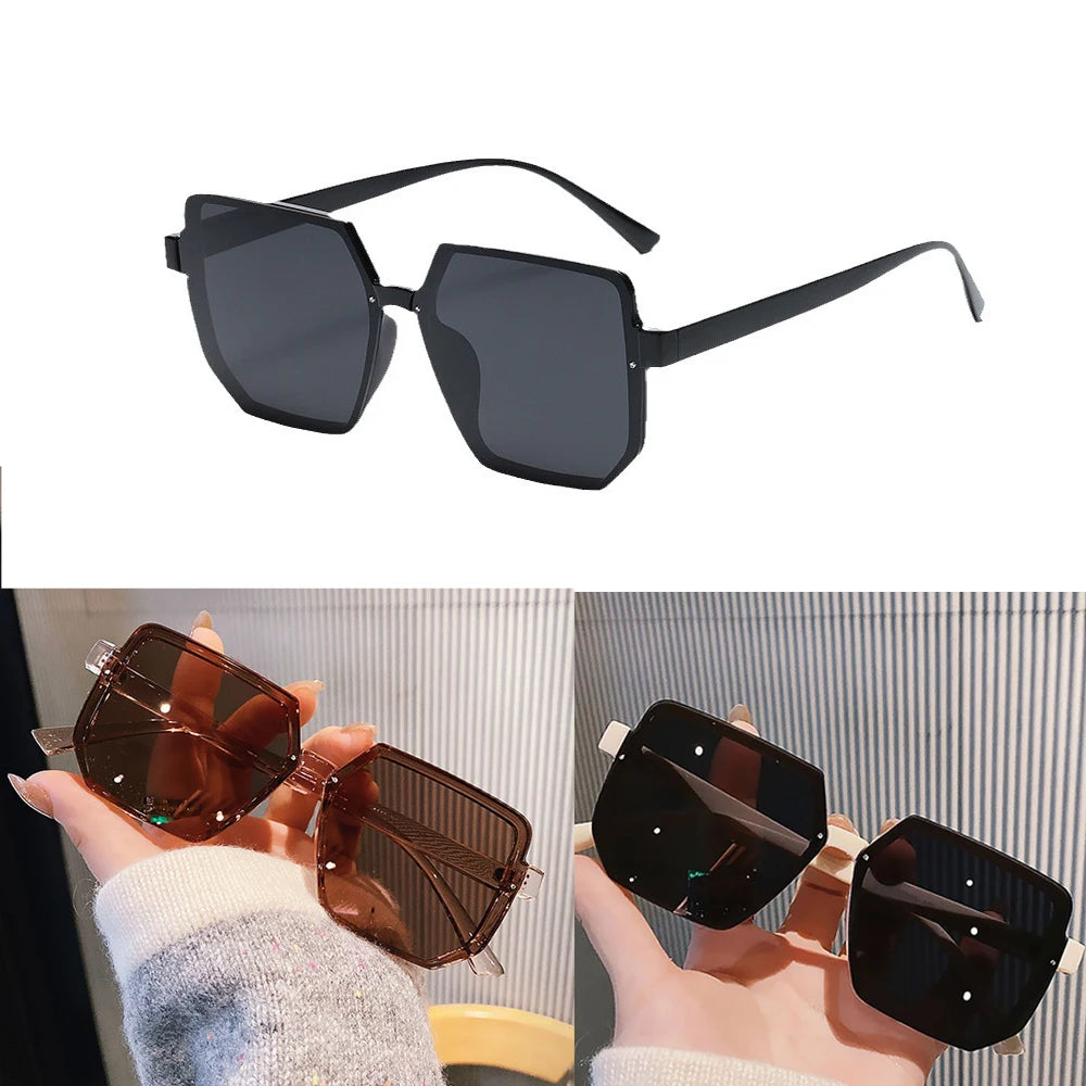Un par de gafas de sol cuadradas negras vintage, mostradas en una foto de producto y siendo usadas por una mano.