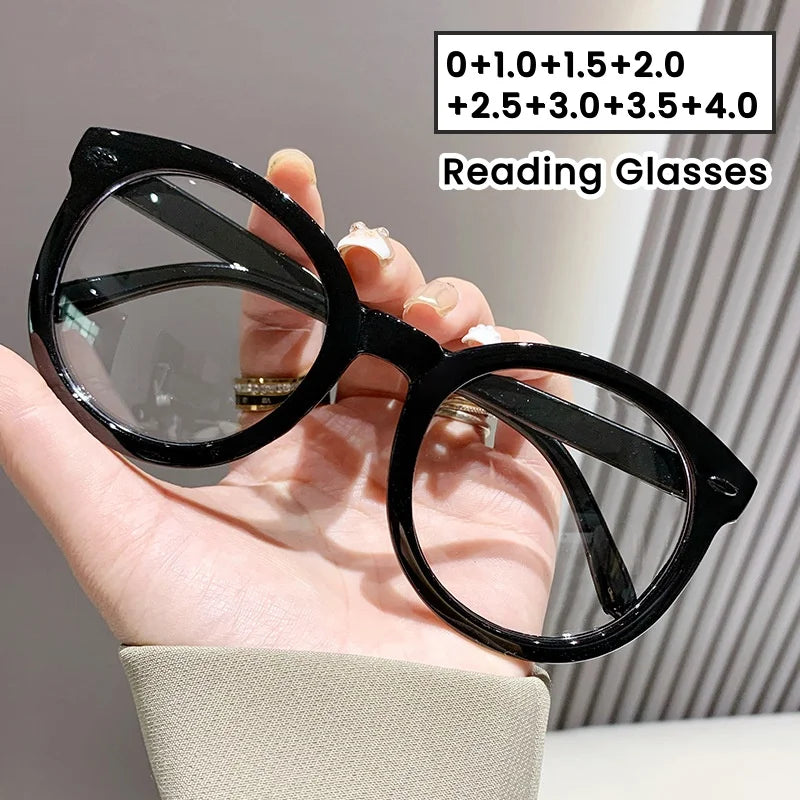 Eine Hand hält eine schwarze Brille mit Rezeptnummern.