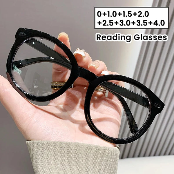 Eine Hand hält eine schwarze Brille mit Rezeptnummern.