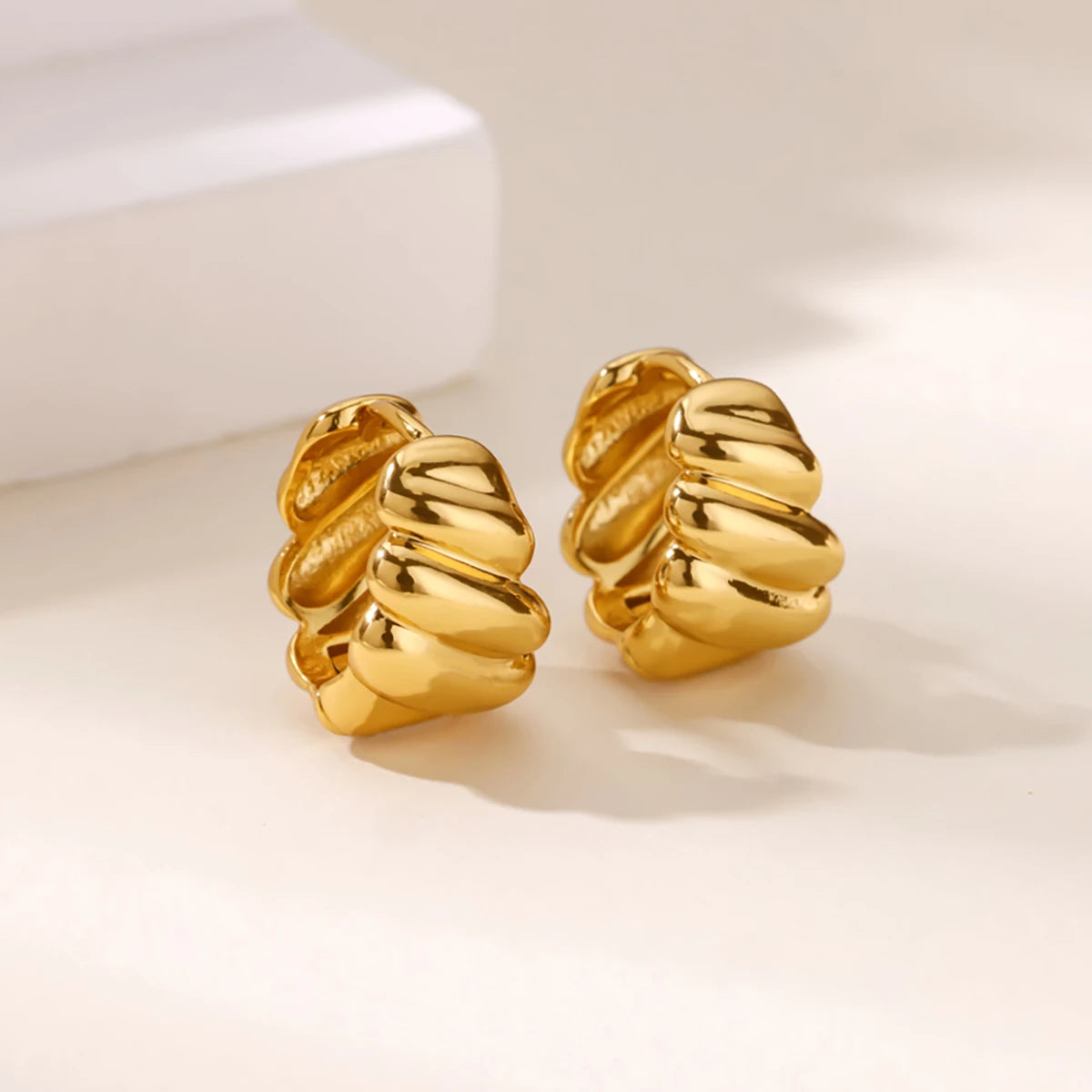 Boucles d'oreilles créoles en zircon cubique ton or
