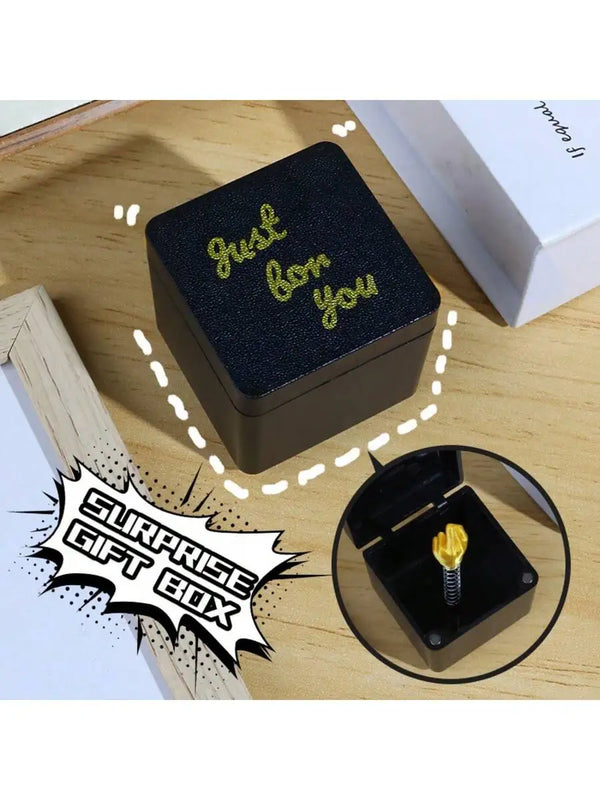 Une boîte cadeau noire avec du texte doré « Just for you » sur une surface en bois.