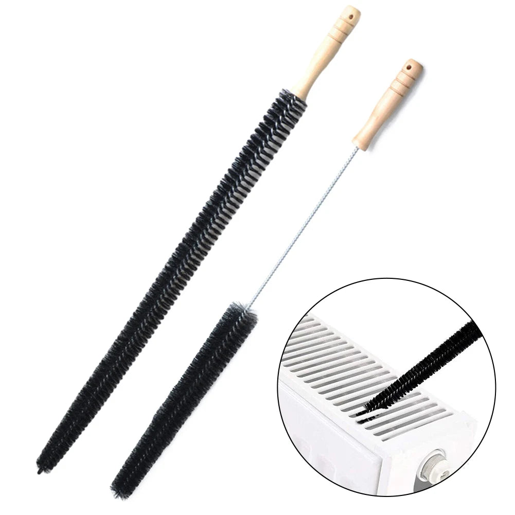 Brosse noire flexible à manche en bois pour nettoyer radiateurs et bouches d'aération.