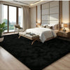 Plüschte schwarze Langflor-Teppiche in einem modernen Schlafzimmer mit weißem Bett und Holzakzenten.