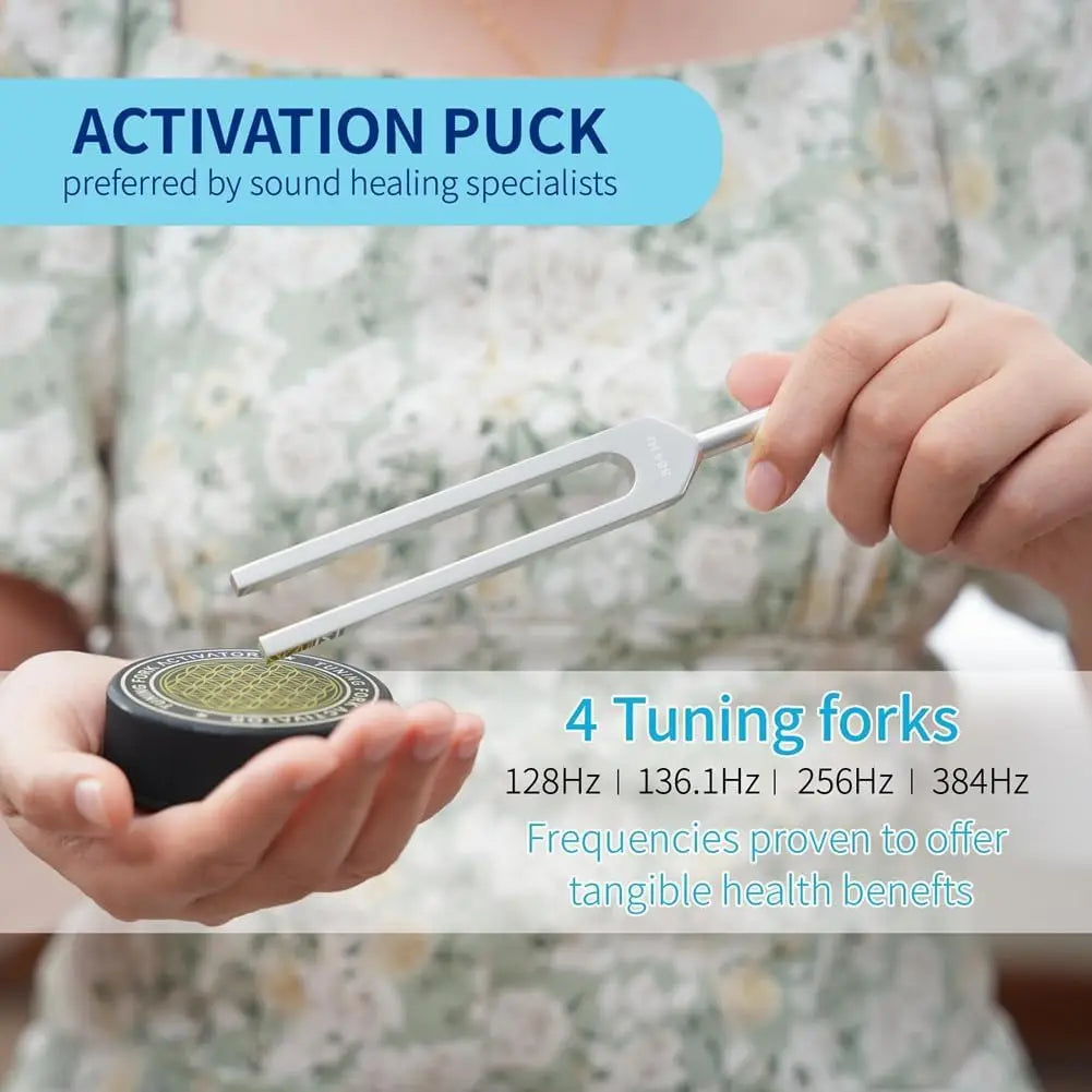 Une main tient un disque d'activation avec quatre diapasons, préféré par les spécialistes de la guérison sonore.