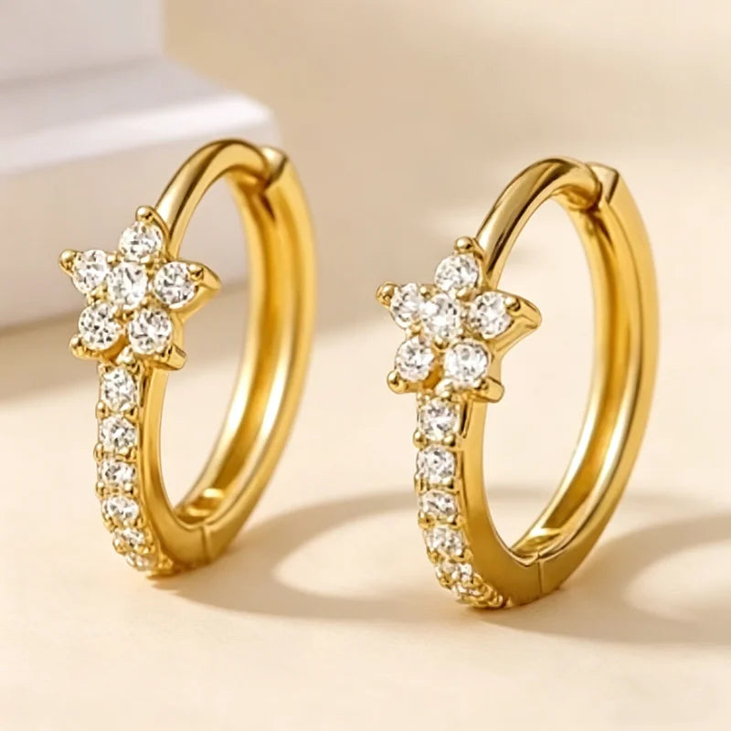 Pendientes de aro dorados con diseño floral hecho de piedras de circonita cúbica.