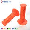 Poignées de guidon en silicone orange avec diverses options de couleur sur fond blanc.