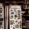 Eine Sammlung von Vintage-Transferdruck-Stickers und Briefmarken in einer Holzkiste.