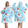 Eine Frau modelliert einen hellblauen Patchwork-Fleece-Hoodie mit Schneemann-Designs in Weiß und Rot.