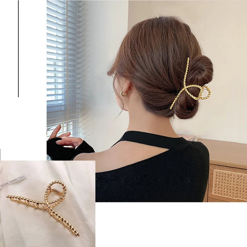 Nahaufnahme einer goldfarbenen geometrischen Kreuz-Haarspange in einer eleganten Hochsteckfrisur.