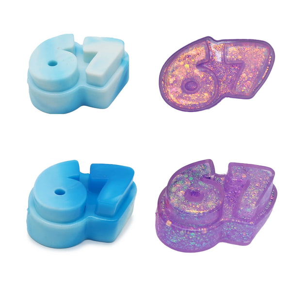 Zwei Versionen eines weichen sensorischen Fidget-Spielzeugs mit der Zahl 67 in hellblauen und lila Glitzerfarben.