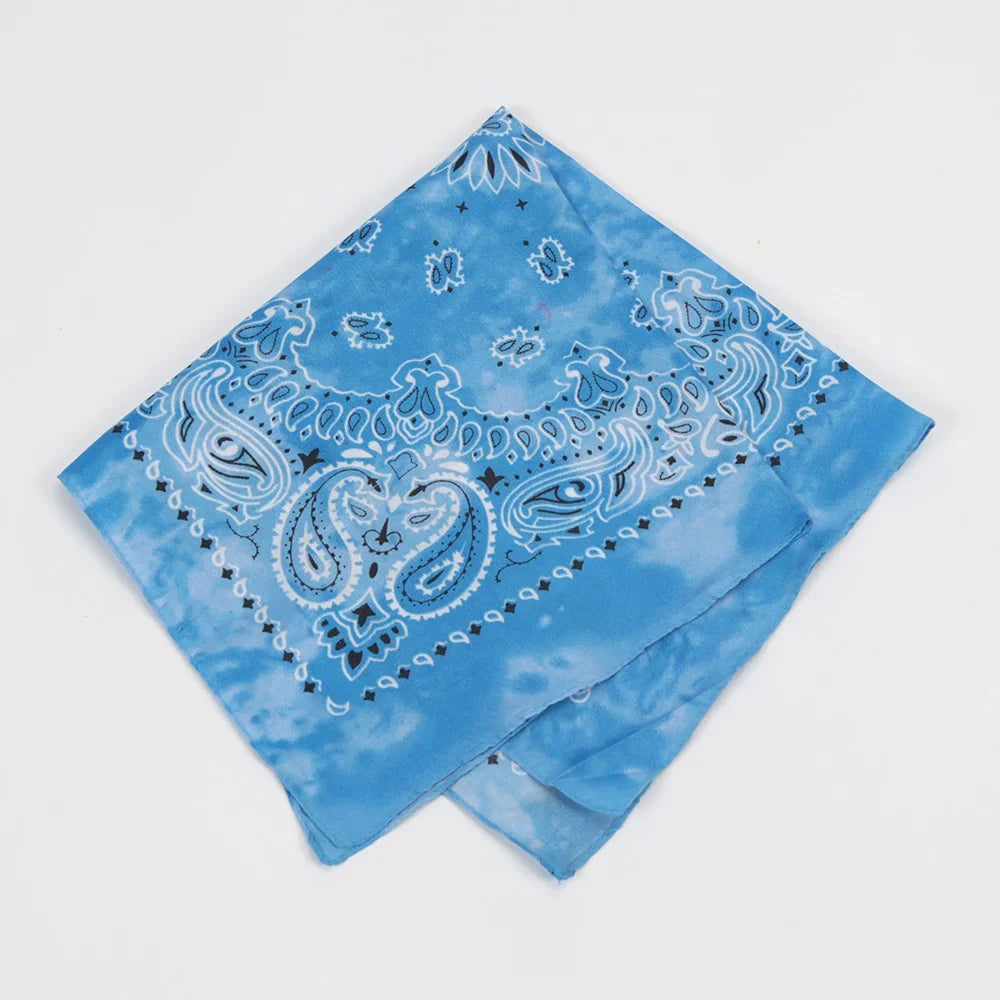 Helle blaue Bandana mit feinen weißen Paisley- und Blumenmustern.