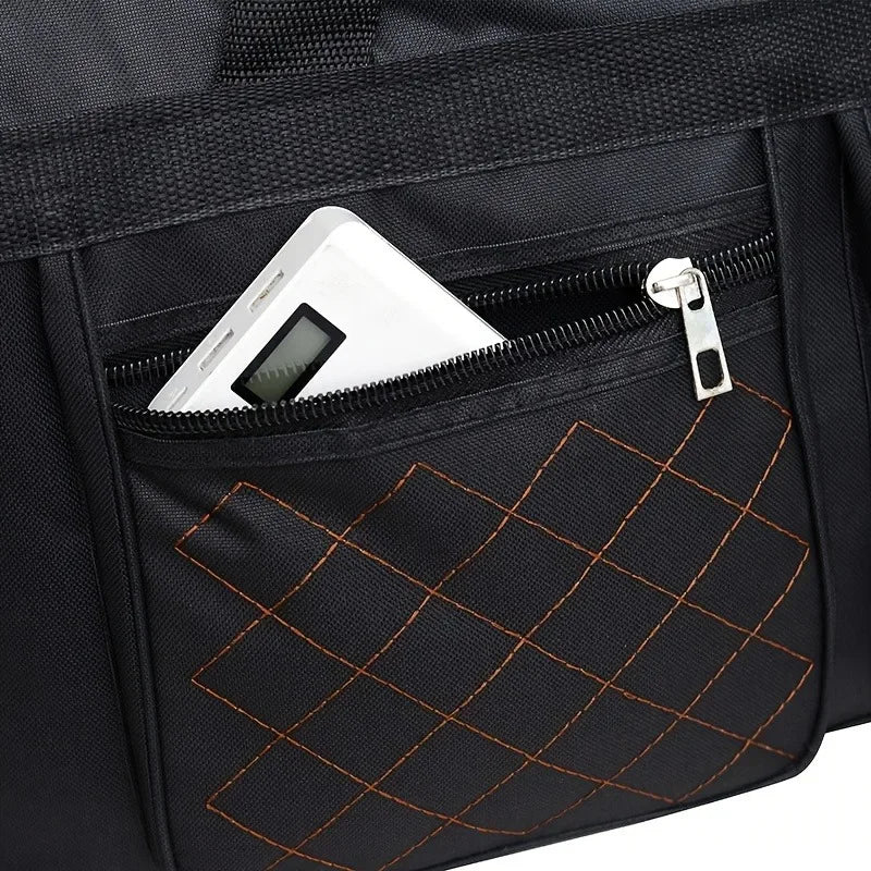 Schwarze Reise-Duffeltasche mit Reißverschlussfach, das ein weißes Smartphone enthält.