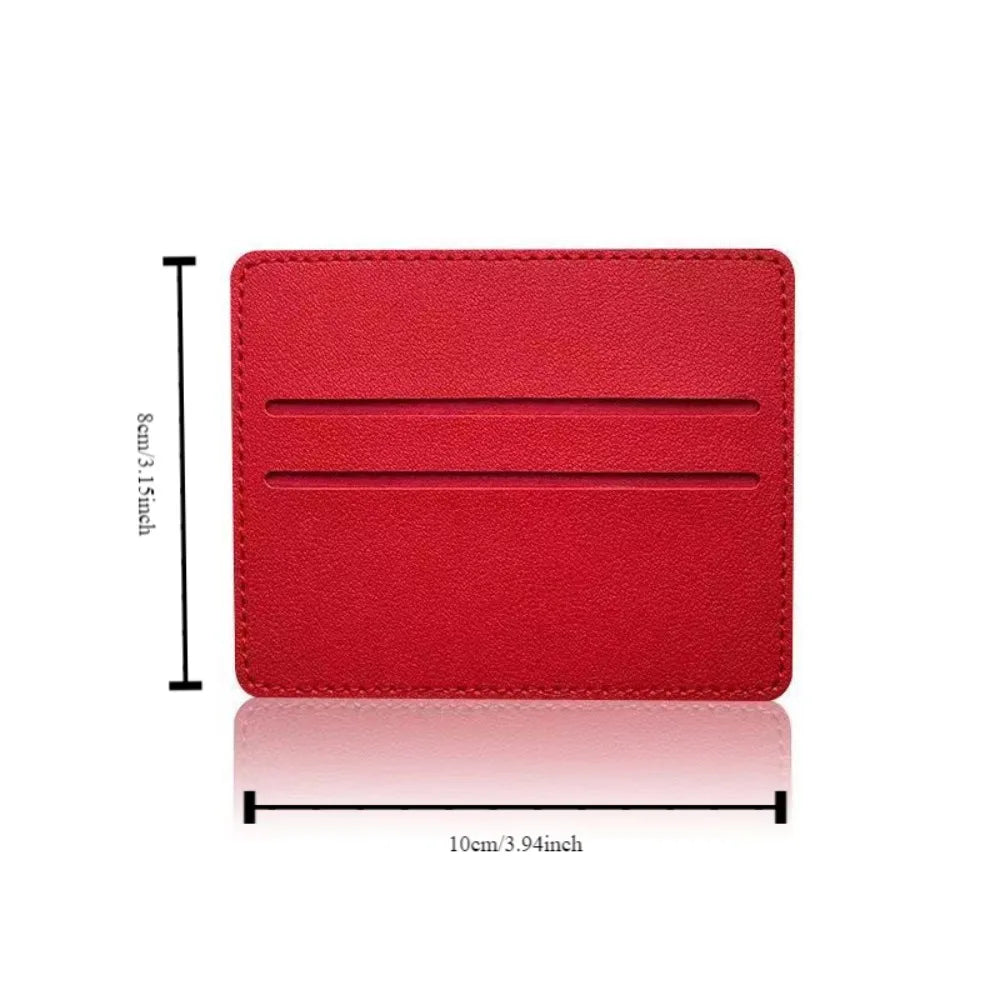 Porte-cartes en cuir rouge de forme rectangulaire avec deux fentes horizontales.