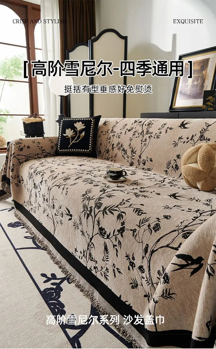 Beige bestickter Chenille-Sofa-Überzug mit schwarzen Blumen- und Vogelmustern auf hellem Stoff.