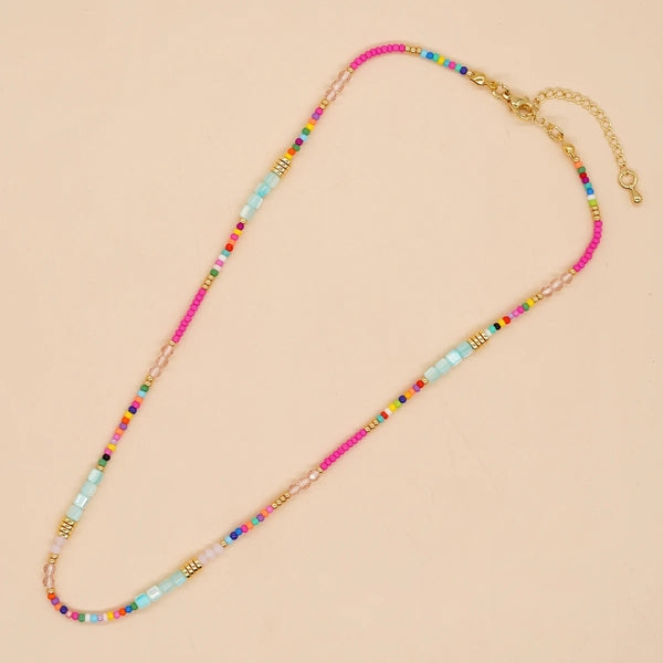 Langes Perlen-Choker mit bunten Perlen in rosa, blau, gelb und grün