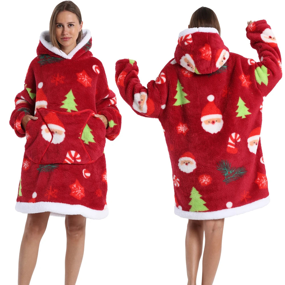 Eine Frau modelliert einen roten, weihnachtlichen Patchwork-Übergrößen-Fleece-Hoodie mit weißem Rand und grünen Akzenten.