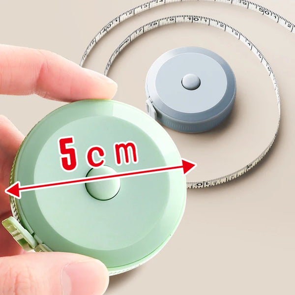 Eine Hand hält ein hellgrünes, ausziehbares Maßband, das eine 5-cm-Markierung gegen eine Lineal zeigt.