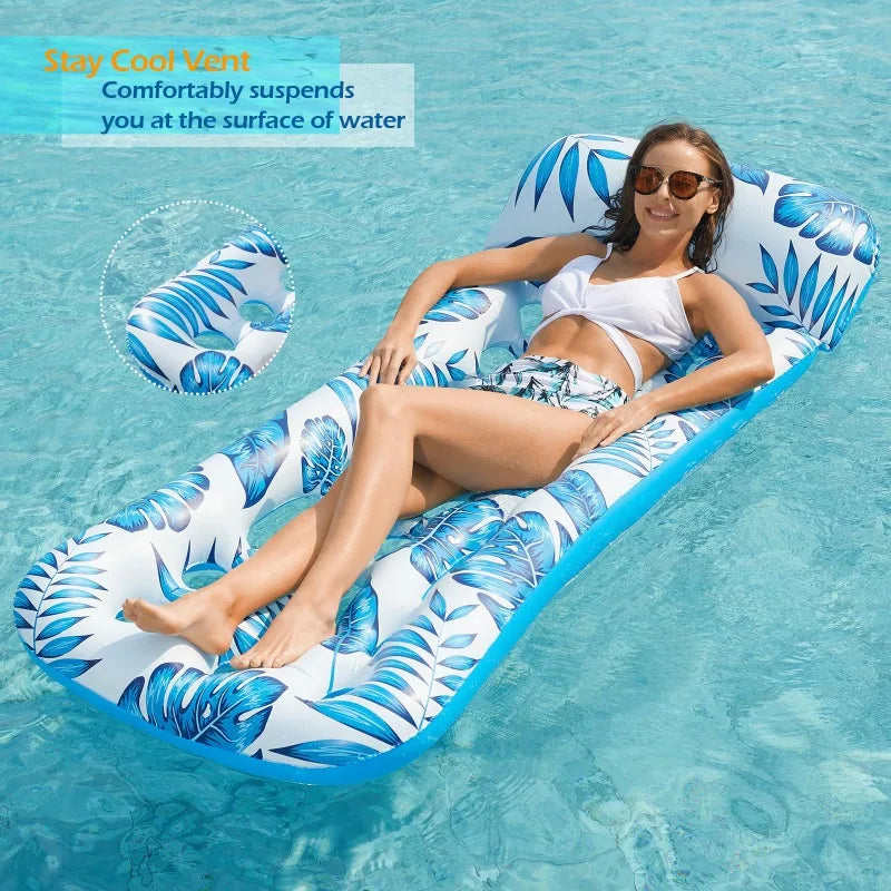 Une femme se relaxant sur un transat de piscine gonflable bleu et blanc dans l'eau claire.