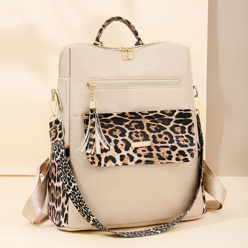 Beiger Reise-Rucksack mit Leopardenmuster und goldfarbenen Details.