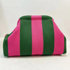 Bolso de mano tejido con rayas verticales rosa y verde.