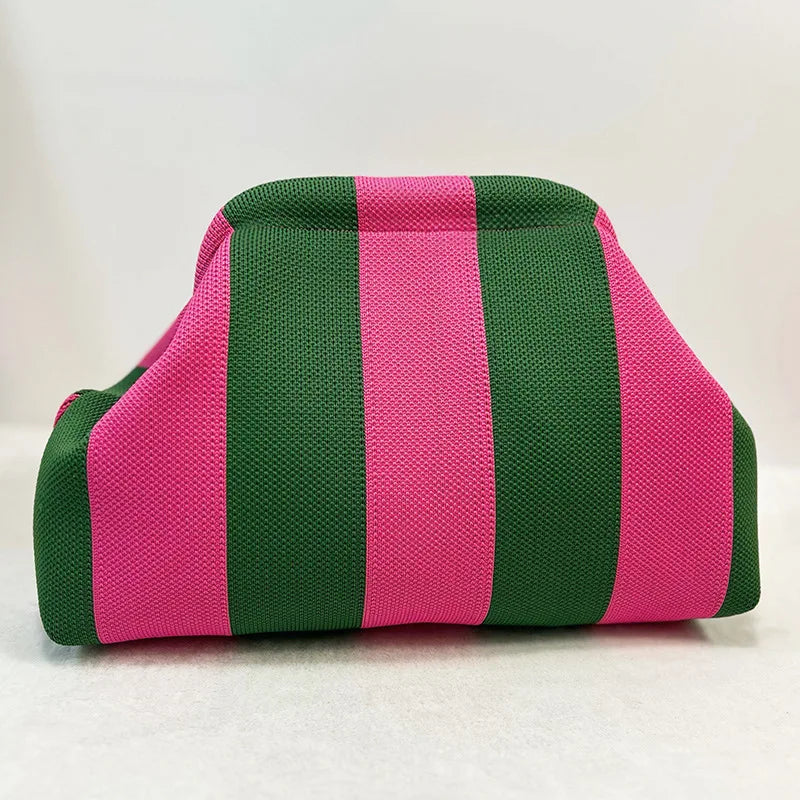 Bolso de mano tejido con rayas verticales rosa y verde.
