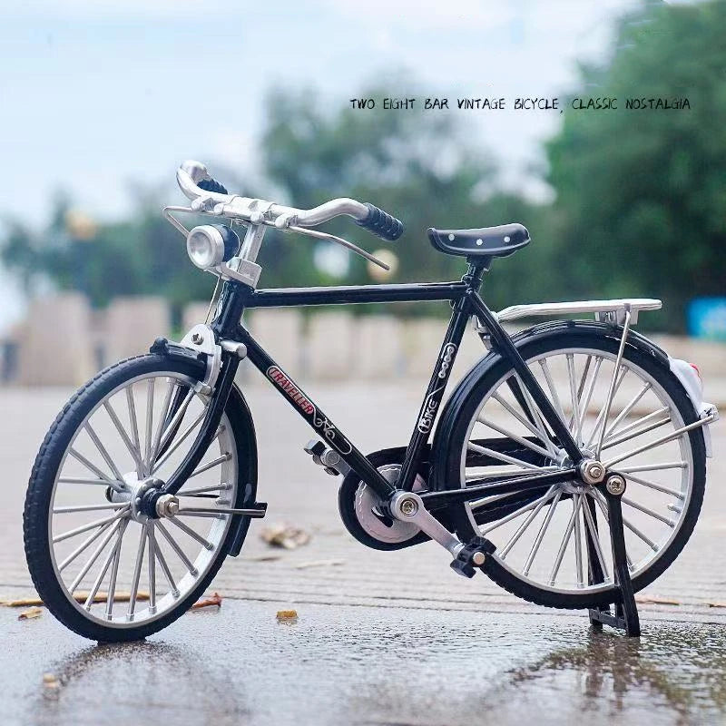 Schwarzes Vintage- Fahrrad mit silbernen Akzenten, draußen auf nasser Oberfläche fotografiert.