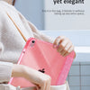 Eine Hand hält eine pinke Glitzerhülle für ein iPad Pro in einer beige Tasche, die schlanke Bauweise demonstriert.