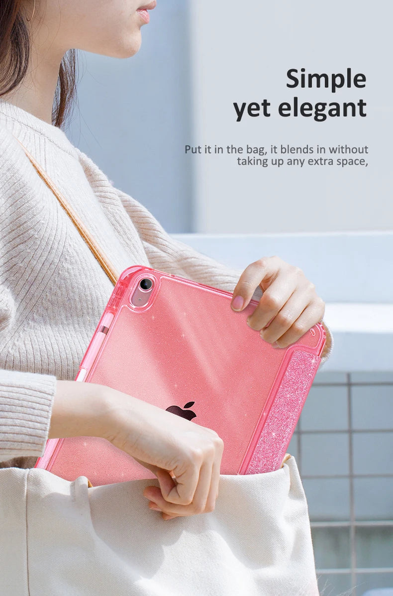 Eine Hand hält eine pinke Glitzerhülle für ein iPad Pro in einer beige Tasche, die schlanke Bauweise demonstriert.