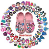Un arrangement circulaire de charmes de chaussures de personnages de dessin animé chibi colorés sur fond blanc.