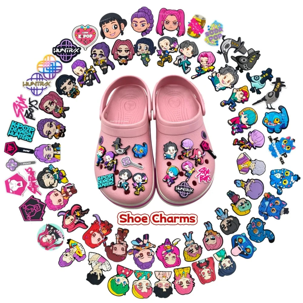 Un arrangement circulaire de charmes de chaussures de personnages de dessin animé chibi colorés sur fond blanc.