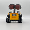 Un robot mini de película clásico construido con bloques amarillos y negros y una sección superior marrón.