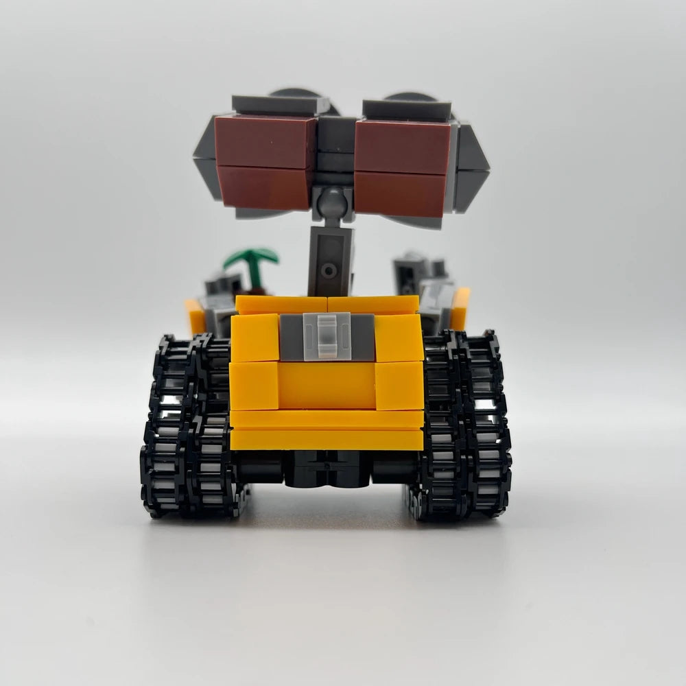 Un robot mini de película clásico construido con bloques amarillos y negros y una sección superior marrón.
